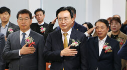 제71주년 재향군인의 날 기념행사 나주시장의 국기에 대한 경례 모습 근접촬영