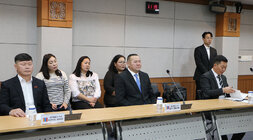 몽골 외국인 계절근로자 도입 협약식 몽골 대표자들이 앉아 있는 모습, 몽골의 지역 군수 2명, 군의회 의장 1명