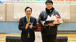 나주시 사회복지인 한마음어울마당 나주시장과 공로 시상자의 기념촬영 모습