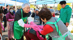 새마을부녀회 김장나누기 행사 나주시장이 김장봉사에 참여한 부녀회 회원분과 악수를 나누며 인사를 하고 있는 모습