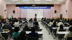 나주시 평생학습 성과 공유회 나주시장의 인사말 모습과 참석자들이 뒷모습 전면