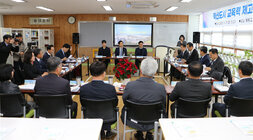 교육발전특구 관련 봉황고등학교 현장간담회 봉황고 도서관에 마련된 간담회장에 사회부총리와 나주시장 및 관계자들이 앉아 있는 모습