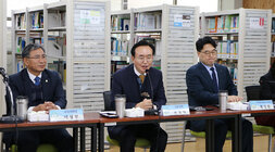 교육발전특구 관련 봉황고등학교 현장간담회 양 옆으로 나주시의회 의장과 도 부교육감이 앉아 있고 나주시장이 인사말을 하고 있는 모습 