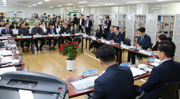 교육발전특구 관련 봉황고등학교 현장간담회 측면에서 촬영한 참석자들이 앉아 있는 전면 모습