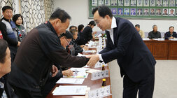 공산면 이장협의회 월례회의 나주시장이 자리에 앉아 있는 이장님과 악수를 하며 인사를 나누는 모습