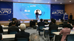 2023 동신EXPO 개회식 나주시 부시장의 축사 모습과 참석자들의 뒷모습