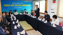 찾아가는 마을좌담회 회관에 어르신들이 앉아 있고 나주시장이 서서 인사말을 하고 있는 모습