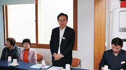 찾아가는 마을좌담회 나주시장이 자리에 서서 어르신들께 안사말을 하고 있는 모습 근접촬영