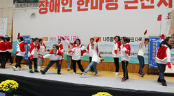 제10회 나주시 장애인 한마당 큰잔치 기념식 방송댄의 공연에서 팀원들이 각자의 역할에 포즈를 취하고 있는 모습