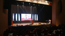 나주시 어린이집 보육교직원 한마음대회 측면에서 촬영한 나주부시장의 축사모습과 참석자들의 모습