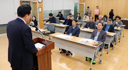 나주시 시민권익위원회 워크숍 측면에서 촬영한 나주시장의 인사말 모습과 참석자들의 앞모습