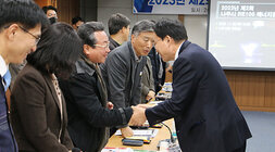 제2회 나주시 RE100 에너지정책 자문위원회 나주시장이 남성 자문위원과 악수하며 인사를 나누는 모습