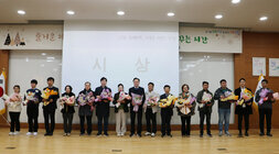 12월 중 정례조회 나주시장이 시정발전 유공 및 표장을 받은 시상자 14명과 기념촬영을 하고 있는 모습