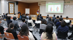 12월 중 정례조회 배원예유통과의 담당 탐장이 수출추진 전략 관련 보고를 발표하고 있는 모습 