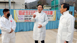 고병원성 AI차단 방역 현장 방문 나주시장이 방역상황에 대해 본인의 생각을 농장주와 간부공무원에게 이야기를 하고 있는 모습