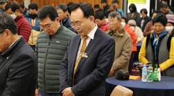 2023 나주농민 추수대동한마당 나주시장의 묵념 모습 근접촬영