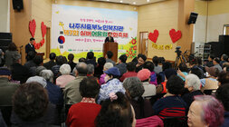중부노인복지관 실버어울림 문화축제 나주시장의 축사모습과 참석자들의 앉아있는 뒷모습