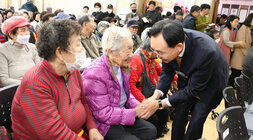 중부노인복지관 실버어울림 문화축제 나주시장이 자리에 앉아 있는 여성 어르신과 악수를 나누는 모습