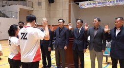 나주 화순 배드민턴 스타즈 동호인 페스티벌 동호인 선수 대표 남녀 2명이 선수 선서를 하고 있는 모습과 선서를 받고 있는 나주시장과 관계자들의 모습