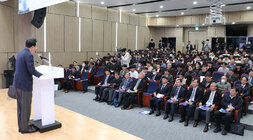 2023년 전라남도 인공태양 포럼 측면에서 촬영한 나주시장의 축사 모습과 포럼에 참석한 참석자들의 앞모습
