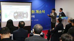 전력반도체산업 육성위원회 및 (주)하이닉스 입주식 한국에너지공과대학 교수가 PPT자료를 통해 산업용 전기자동차에 대해 설명을 하고 있는 모습