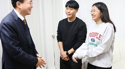 청년 임대주택 입주 환영 방문 나주시장이 청년부부 주택에 방문하여 집안에 서서 인사말을 나누고 있는 모습