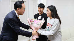 청년 임대주택 입주 환영 방문 나주시장이 청년부부의 아내분에게 꼿다발을 전달하고 있는 모습
