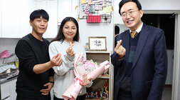 청년 임대주택 입주 환영 방문 나주시장과 청년 부부가 손가락 하트를 하며 기념촬영을 하고 있는 모습