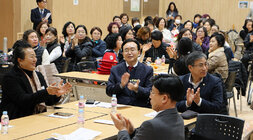 2023년 자원봉사자의 날 기념행사 나주시장이 자리에 앉아서 내빈소개 시 박수를 치고 있는 모습
