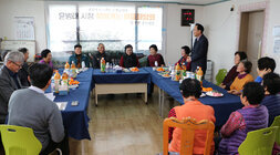 찾아가는 마을좌담회 마을회관 안에 마련된 자리에서 나주시장이 일어서서 어르신들께 인사말을 하고 있는 모습