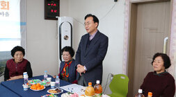 찾아가는 마을좌담회 나주시장이 자리에 서서 인사말을 하고 있는 모습 근접촬영