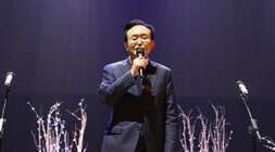 2023년 나주 장애인 사랑나눔 콘서트 나주시장이 무대 위에서 인사말을 하고 있는 모습 근접촬영