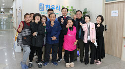 성탄맞이 사회복지시설 위문 나주시장이 한우리 요양원 직원들과 함께 손하트를 하며 기념촬영을 하고 있는 모습