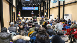 나주정미소 준공기념 페스타 나주시장의 인사말 모습과 참석자들의 뒷모습