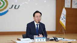 윤병태 나주시장 신년 기자회견 나주시장이 자리에 앉아 기자회견에 앞서 인사말을 하고 있는 모습