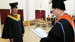 친환경농업대학 나주청년한우반 수료식 나주시장이 수료자 대표에게 수료증을 전달하고 있는 모습