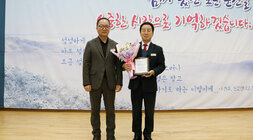 제20대 강영구 나주부시장 이임식 나주시장과 행정복지국장이 기념패를 들고 기념촬영을 하고 있는 모습