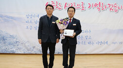 제20대 강영구 나주부시장 이임식 나주시장과 나주시공무원노조 위원장이 기념패를 들고 기념촬영을 하고 있는 모습