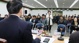 동강면 주민과의 대화 나주시장이 여성 주민의 질의를 듣고 있는 뒷모습과 여성 주민이 자리에 서서 질의를 하고 있는 모습