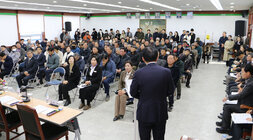 동강면 주민과의 대화 나주시자의 인사말 뒷모습과 참석한 주민들의 앉아 있는 앞모습 전체모습