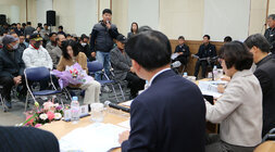 금천면 주민과의 대화 대화장 앞쪽의 절은 남성 주민이 자리에 서서 마이크를 잡고 질의를 하고 있는 모습과 대화석에 앉아서 듣고 있는 나주시장의 뒷모습