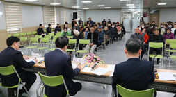 송월동 주민과의 대화 뒷쪽에 남성 주민이 서서 질의를 하고 있는 모습과 나주시장이 바라보고 듣고 있는 뒷모습 참석한 주민들이 앉아 있는 앞모습도 보인다