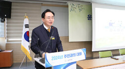 송월동 주민과의 대화 나주시장이 사회자 연단에 서서 주민들에게 인사말을 하고 있는 모습 근접촬영