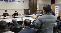 노안면 주민과의 대화 대화장 좌측 4번째 줄의 남성 주민이 자리에 서서 질의를 하고 있는 뒷모습과 대화석에 앉아서 듣고 있는 나주시장의 모습 양 옆으로 면장과 간부공무원, 도의원이 보인다