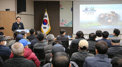 노안면 주민과의 대화 대화장 좌측에 마련된 사회자의 연단에서 나주시장이 인사말을 전하고 있고 대화장에 참석한 주민들이 앉아 있는 뒷모습