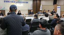 노안면 주민과의 대화 좌측 4번째줄 모자쓴 남성 주민이 자리에 서서 질의를 하고 있고 대화석에서 나주시장이 듣고 있는 모습 양 옆으로 면장과, 도의원 시의원 3명이 보인다