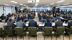 금남동 주민과의 대화 대화석 뒷쪽에서 촬영한 대화장 전체 모습 대화석의 나주시장, 도의원, 시의원, 면장, 간부공무원과 참석자들의 앞모습 전체