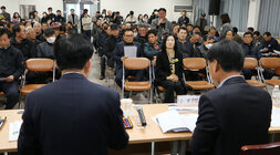 공산면 주민과의 대화 대화석 뒷편에서 촬영한 나주시장의 뒷모습과 앞쪽 남성 주민의 질의 모습 대화장에 참석한 주민들의 앞모습도 보인다