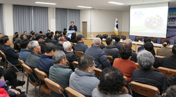 공산면 주민과의 대화 대화장 우측면에서 촬여한 나주시장의 인사말 모습과 참석한 주민들의 옆모습