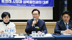 성북동 주민과의 대화 나주시장이 대화석에서 주민의 질의에 답변을 하고 있는 모습 양옆으로 동장과 도의원이 보인다